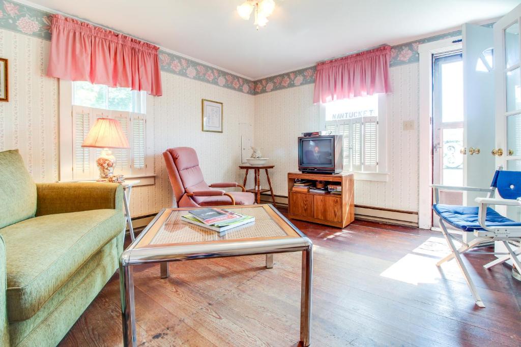 楠塔基特The Rose Cottage的带沙发和电视的客厅