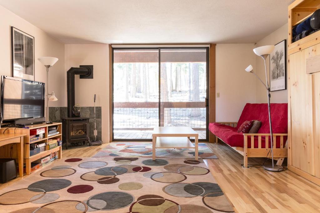 特拉基Aspen Grove Studio at Northstar的客厅设有红色的沙发和大窗户