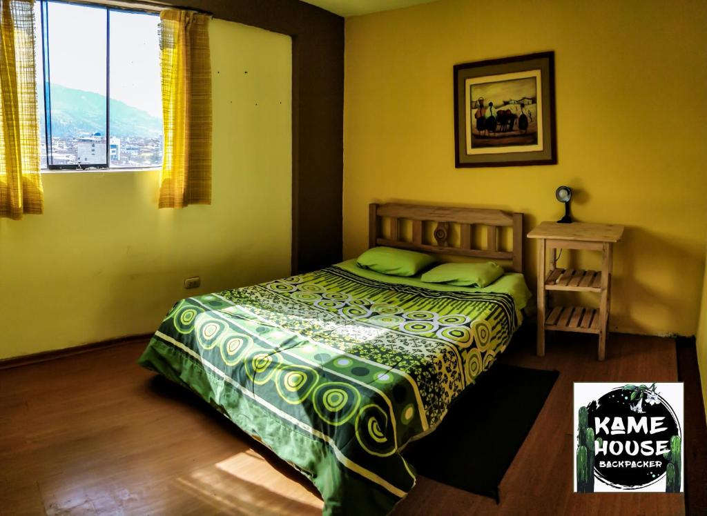 瓦拉斯Kame House hostel的一间卧室设有一张床和一个窗口