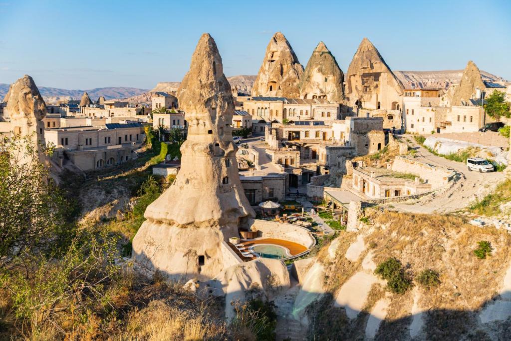 格雷梅Aza Cave Cappadocia Adult Hotel的享有村庄的空中景观,设有建筑