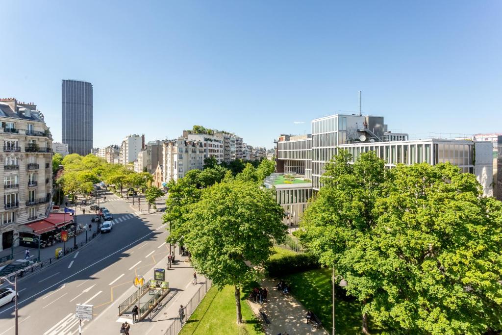 巴黎Cozy Studio With Amazing View的享有树木和建筑的城市街道景色