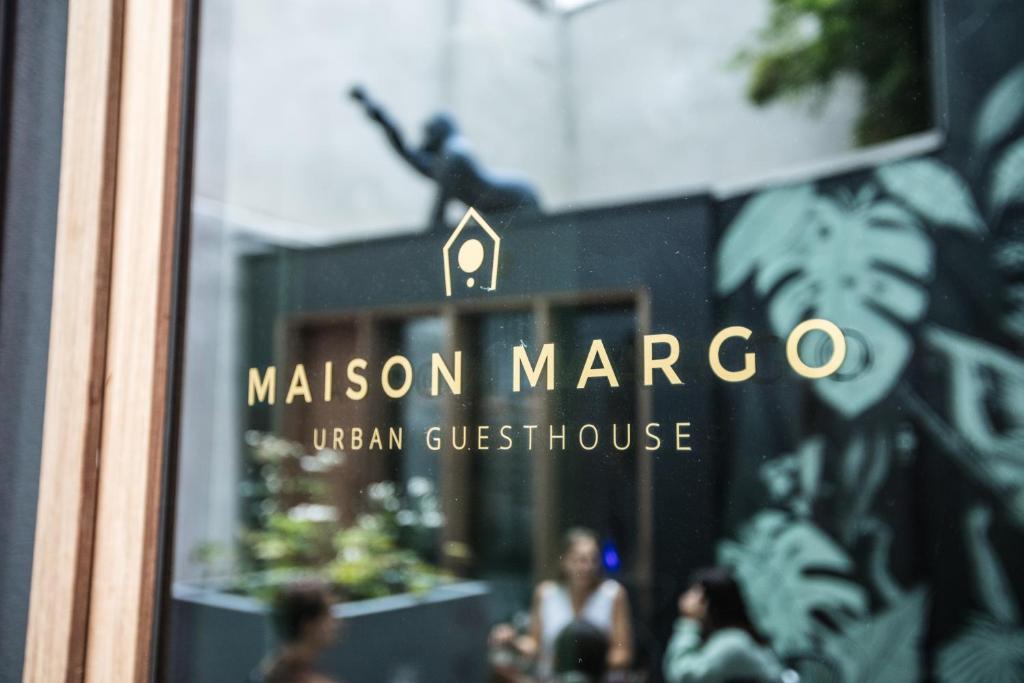 根特Maison Margo的餐厅玻璃窗户边的标志