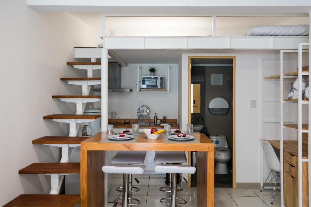 危地马拉Apartments and Rooms Distecon的小厨房和带高架床的用餐室