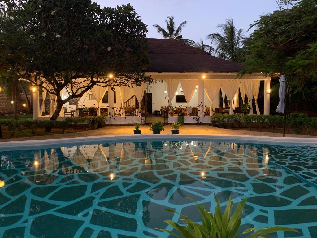 马林迪Villa Ameera Malindi的大楼前的游泳池