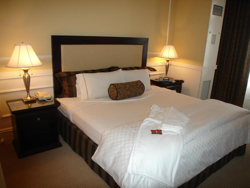 旧金山旧金山皮克威克酒店的酒店客房设有一张大床和两盏灯。