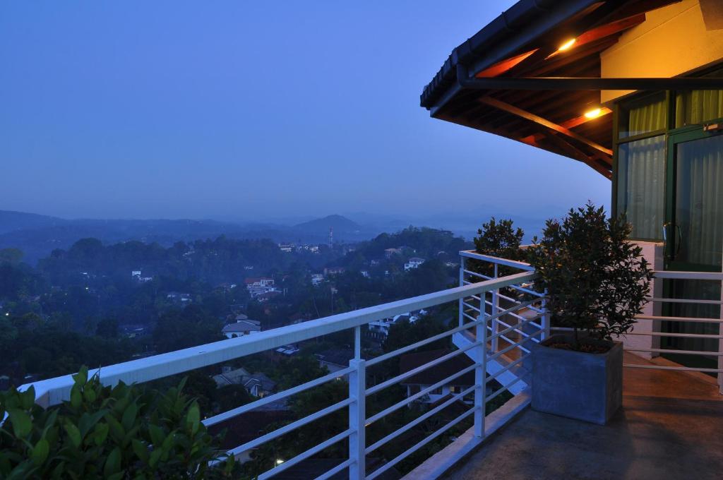 康提康提阿玛瑞天空酒店的夜晚从阳台欣赏美景