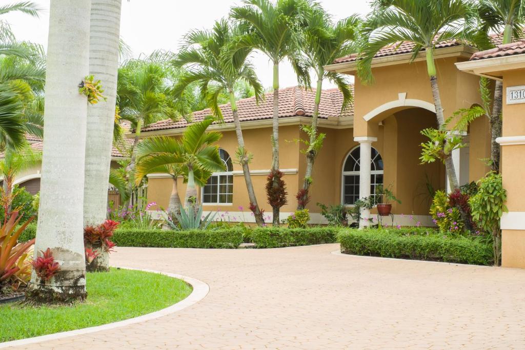 迈阿密Yuli's Home的棕榈树房屋和车道