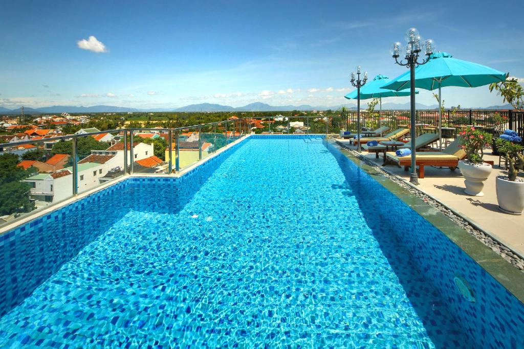 会安Uptown Hoi An Hotel & Spa的大楼屋顶上的大型游泳池