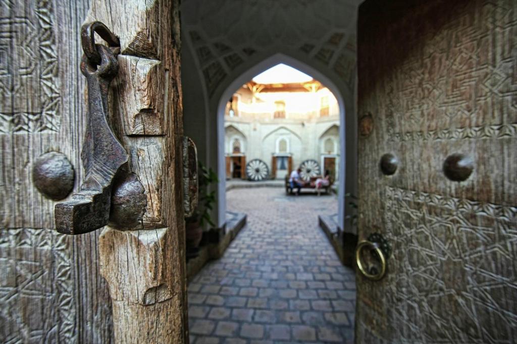 布哈拉埃姆雷特酒店的走廊上带把手的木门