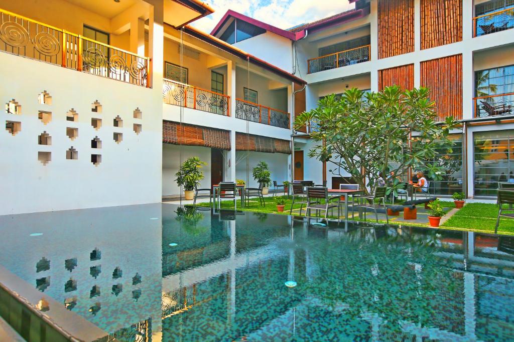 科钦Eighth Bastion Fort Kochi - CGH Earth的享有带游泳池的建筑庭院的景色