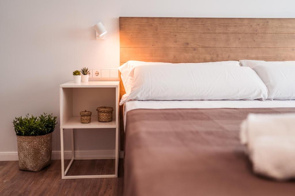 瓦伦西亚Lindala的一间卧室配有一张带木制床头板的床