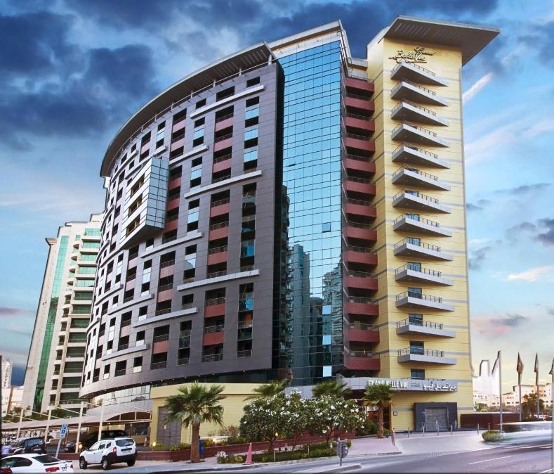 迪拜迪拜豪景园公寓式酒店的一座拥有许多窗户的大型建筑