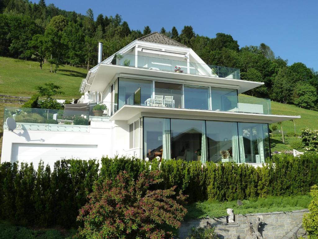 米尔施塔特Weisse Villa的大型白色房屋,设有大型玻璃窗