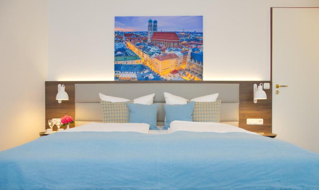慕尼黑Lizz Hotel Munich的一间卧室配有一张蓝色的床,上面有绘画作品