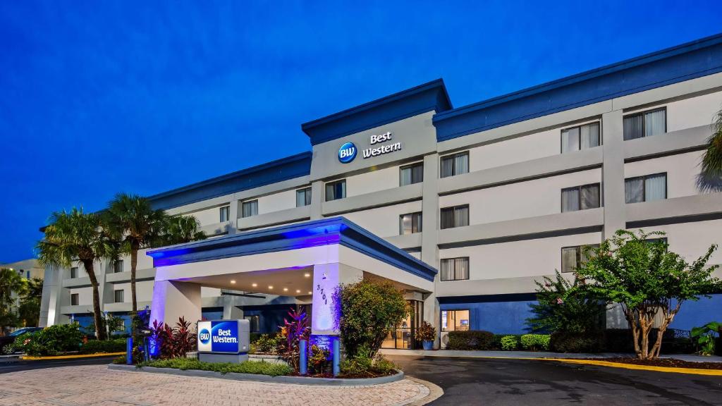 奥卡拉Best Western Ocala Park Centre的酒店前方的 ⁇ 染