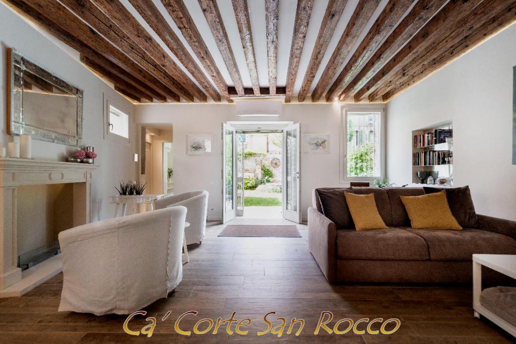 威尼斯Ca' Corte San Rocco的带沙发和壁炉的客厅
