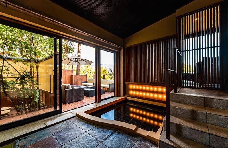 箱根箱根料理宿弓庵的客房设有游泳池和庭院。