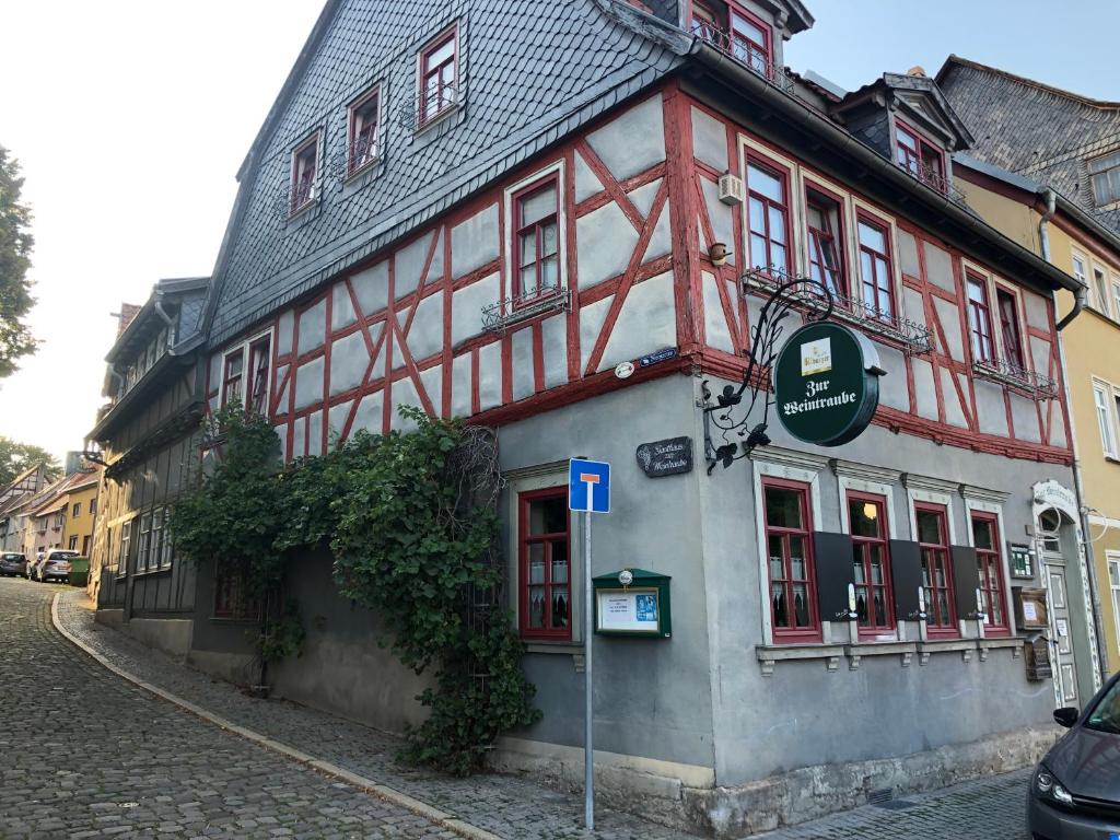 巴特朗根萨尔察Gasthaus Zur Weintraube的街道边的红白色建筑