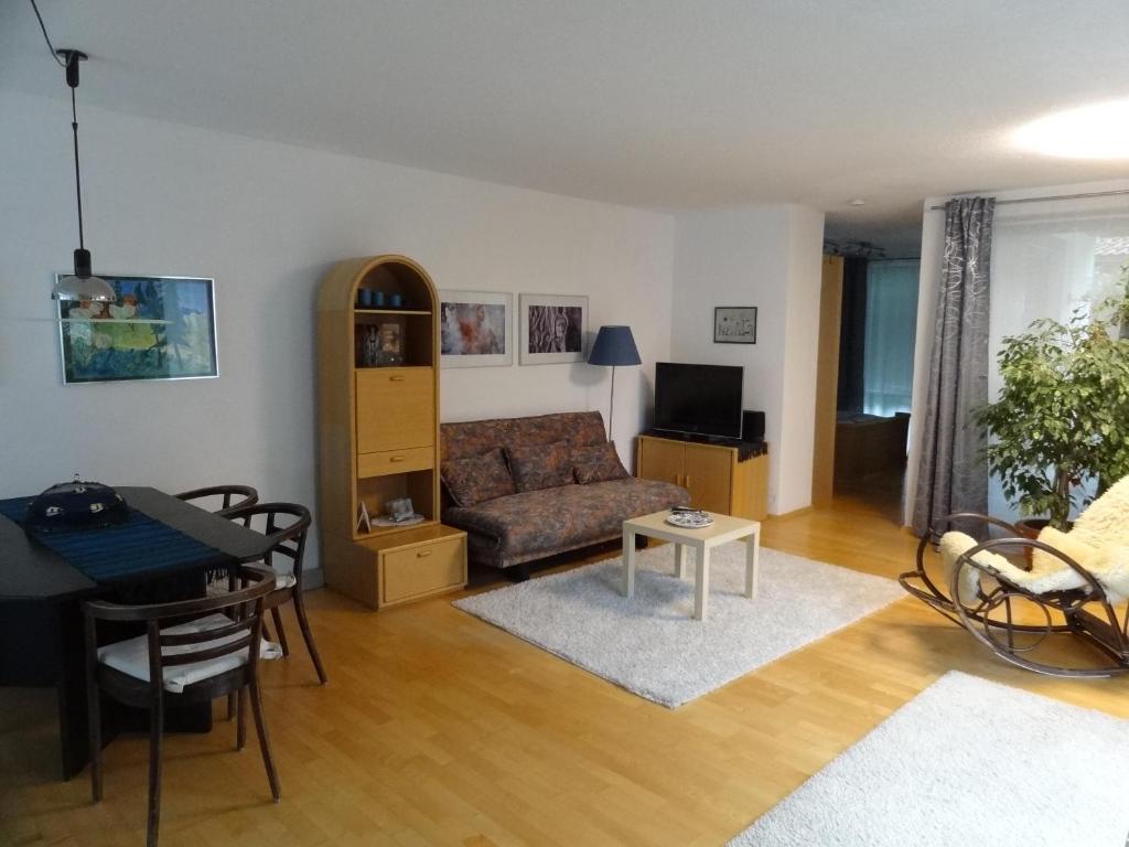 Ampass Unterdorf2-Zimmer Apartment Inntalblick的客厅配有沙发和桌子