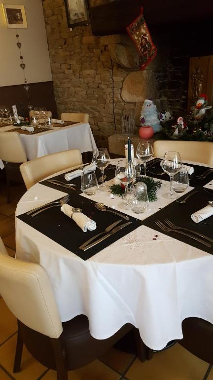 普吕维涅La Croix Blanche的一张桌子,上面放有酒杯和餐巾