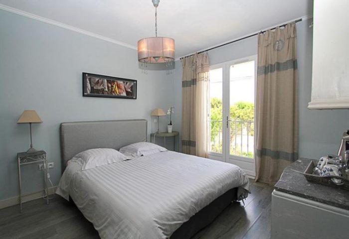 马赛勒克洛斯杜雅酒店的一间卧室设有一张大床和一个窗户。