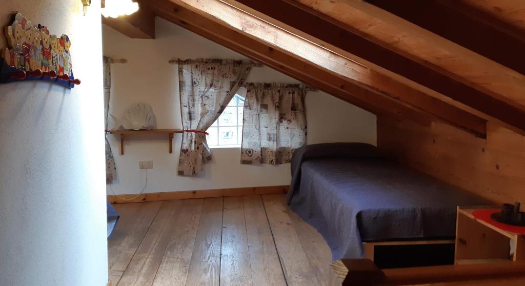 拉马格德莱伊内Casetta con camino的小房间设有床和窗户