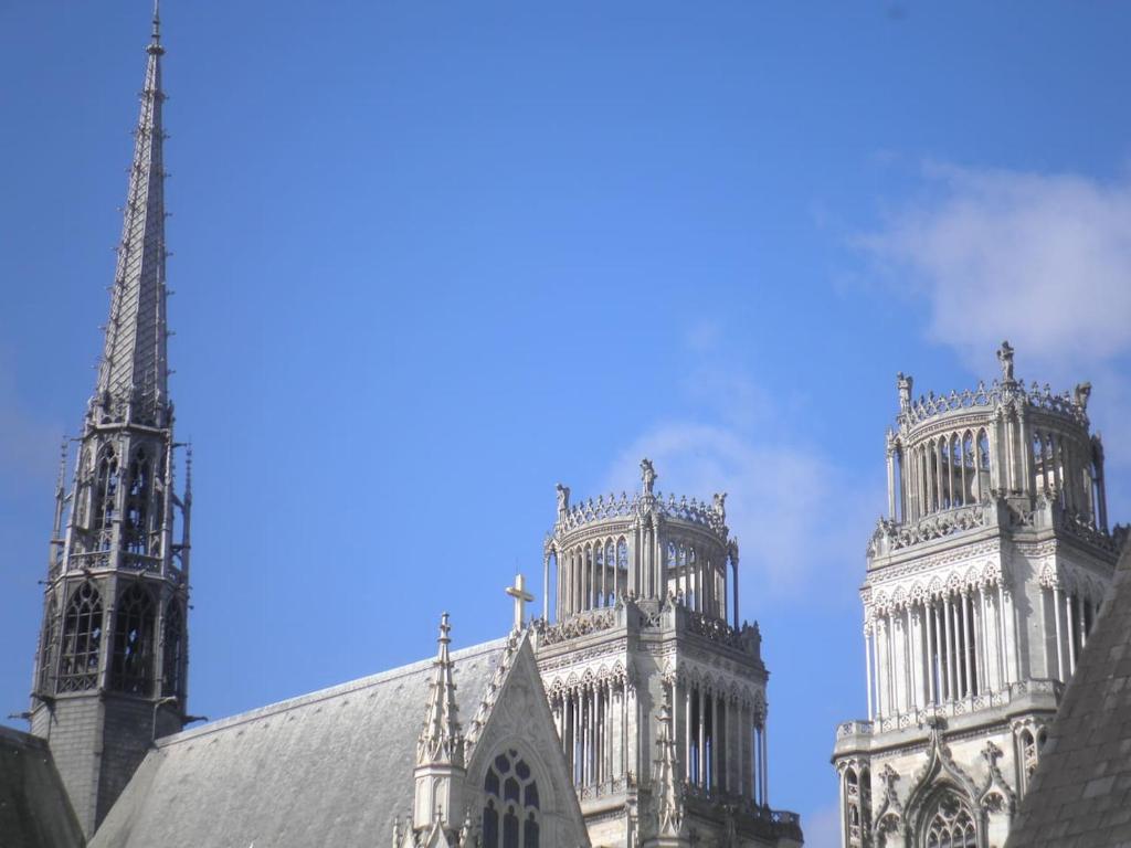奥尔良Appartement Salamandre的蓝色天空的大教堂的两座塔楼