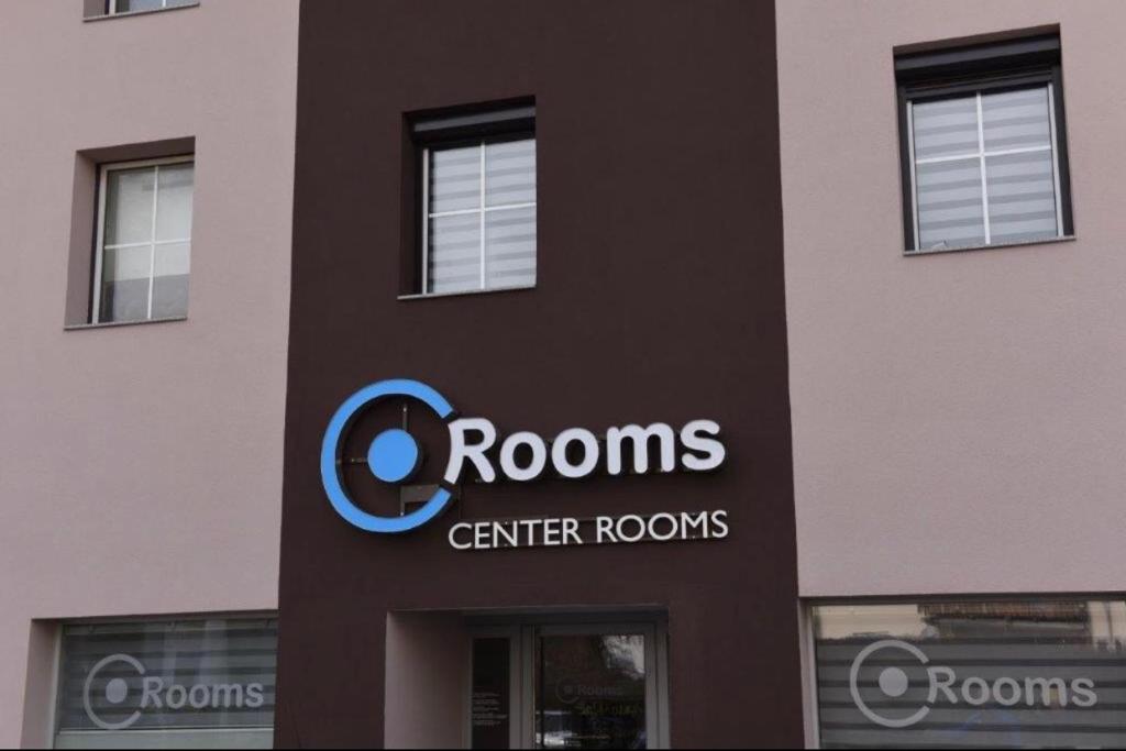 菲拉赫Center Rooms Villach的建筑的侧面有标志