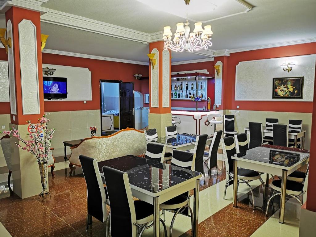 乌雷基里特萨酒店的一间带桌椅的餐厅和一间酒吧