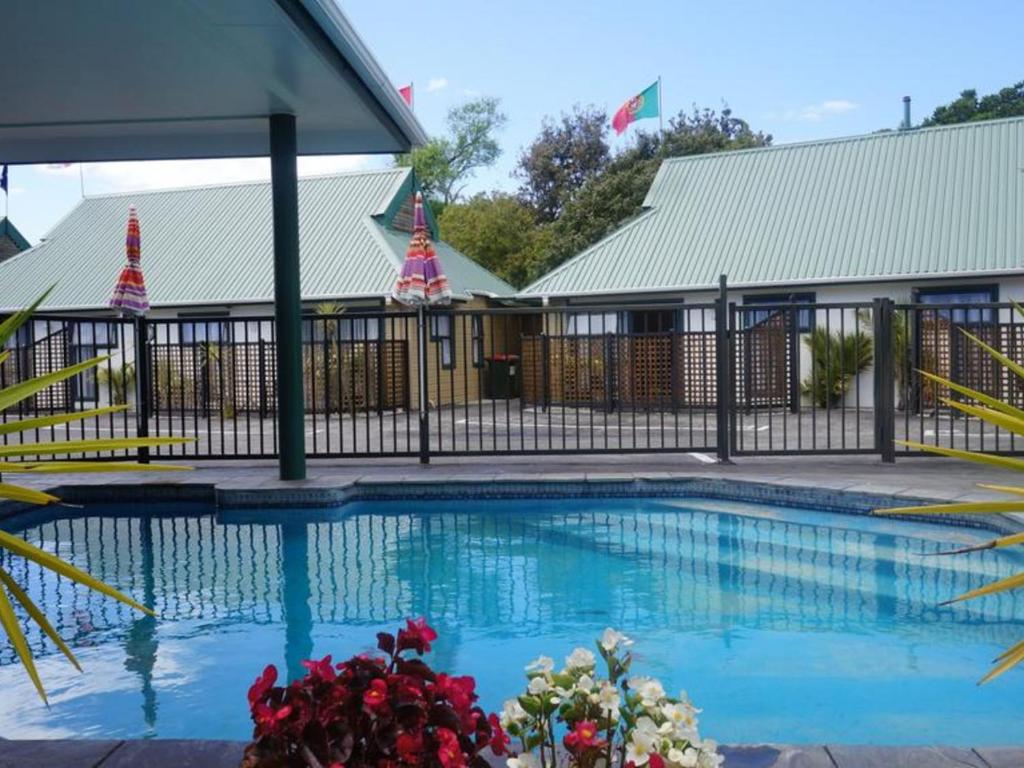 旺阿雷切维厄特公园汽车旅馆的一个带围栏和鲜花的游泳池
