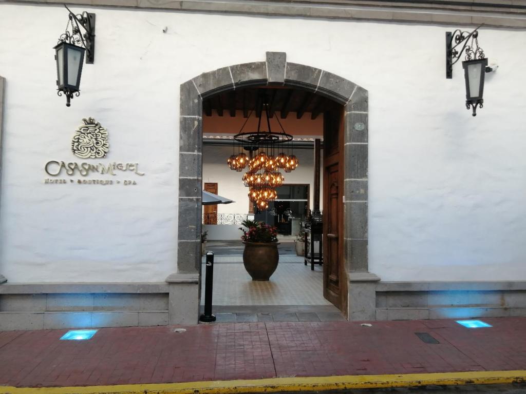 萨卡特兰Casa San Miguel Hotel Boutique y Spa的入口,入口处有大花瓶