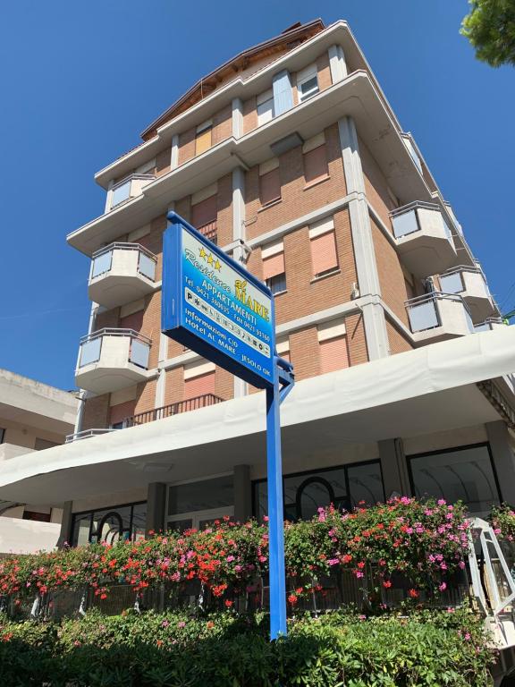 利多迪耶索罗Hotel & Residence Al Mare的建筑前的蓝色街道标志