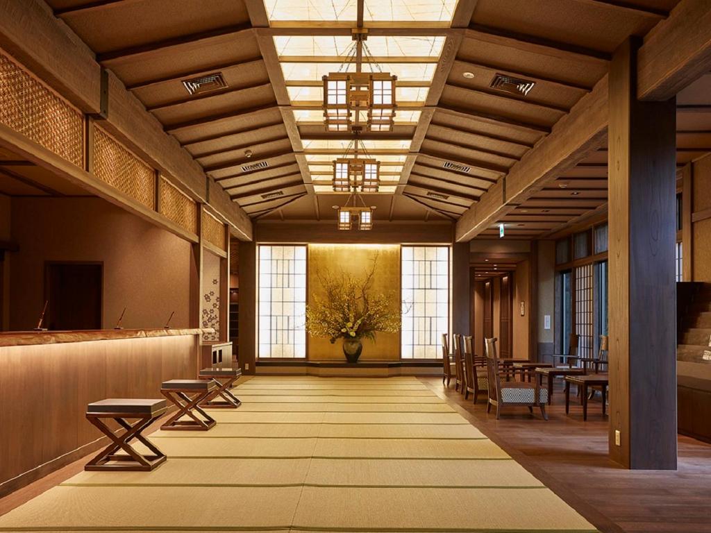 汤泽町Yukinohana的配有桌椅和窗户的大房间