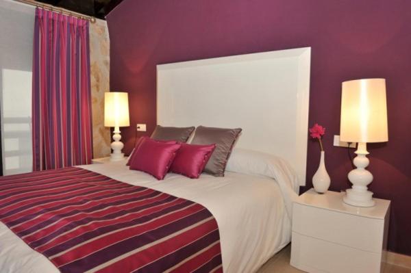 乌塞罗El Balcon Del Cañon的一间卧室设有一张紫色墙壁的大床