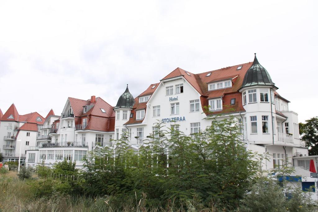 瓦尔内明德斯托尔特拉酒店的有一排红色屋顶的白色建筑