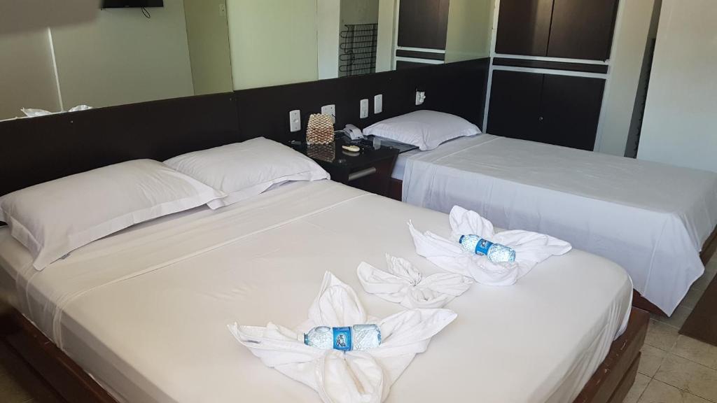 卡贝德卢Victory Flat Intermares n 64 ap 406的两张位于酒店客房的床,配有毛巾