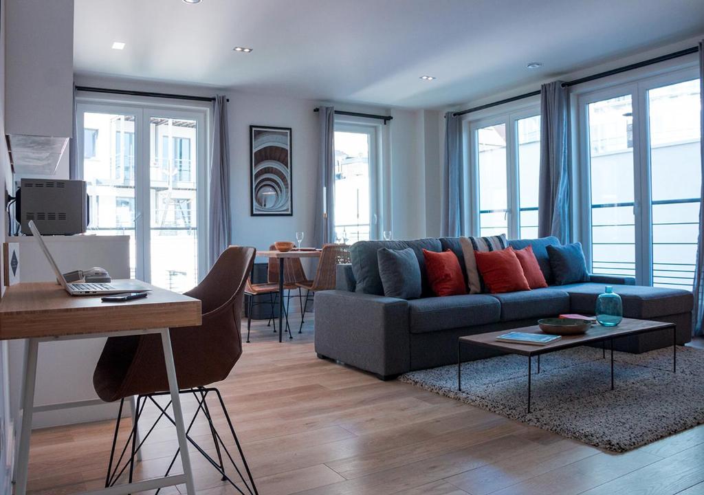 布鲁塞尔Smartflats - EU Commission的客厅配有沙发和桌子
