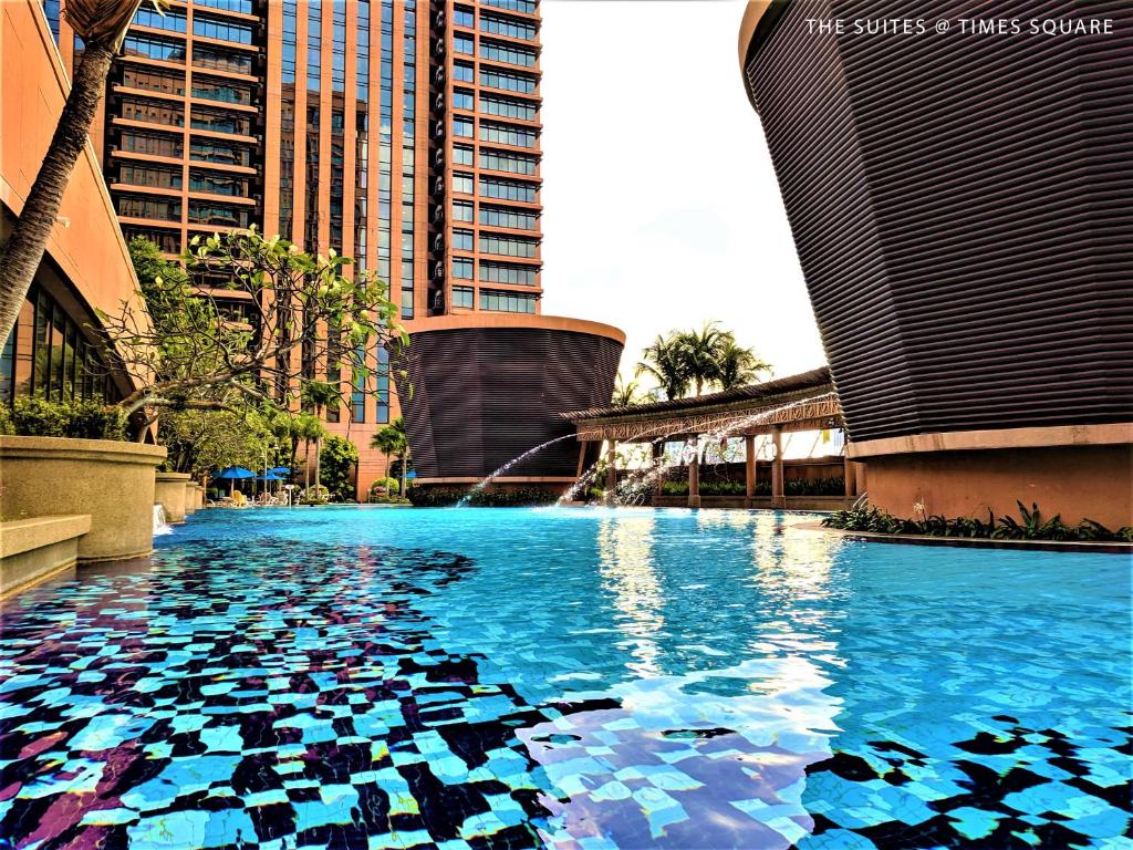 吉隆坡The Suites at Times Square KL的一座拥有高楼城市的蓝色海水游泳池