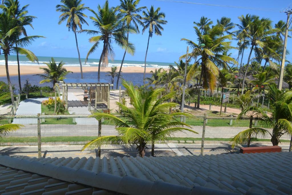 因巴塞Paraiso Praia de Imbassai - Ykutiba S-001 - Duplex frente mar的从度假村的阳台上可欣赏到海滩景色