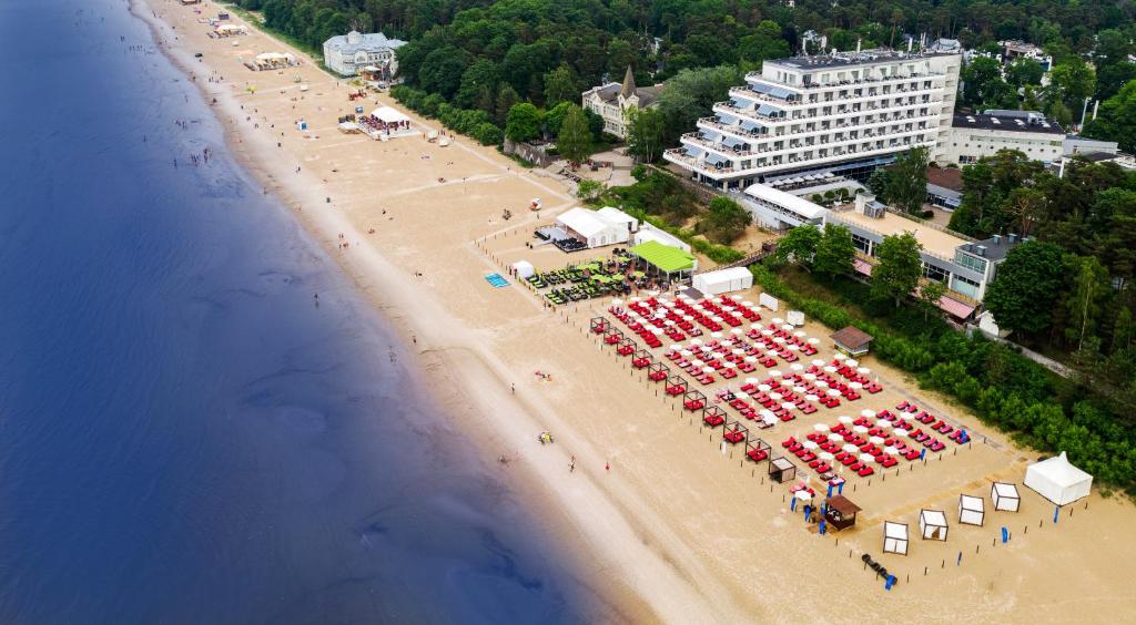 尤尔马拉波罗的海海滩酒店及SPA的享有海滩空中美景,配有遮阳伞和大楼