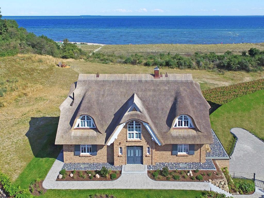 洛布Strandhaus 7 "Ostsee" F663 mit Meerblick, Sauna, Kamin的背景中海洋的房屋的空中景观