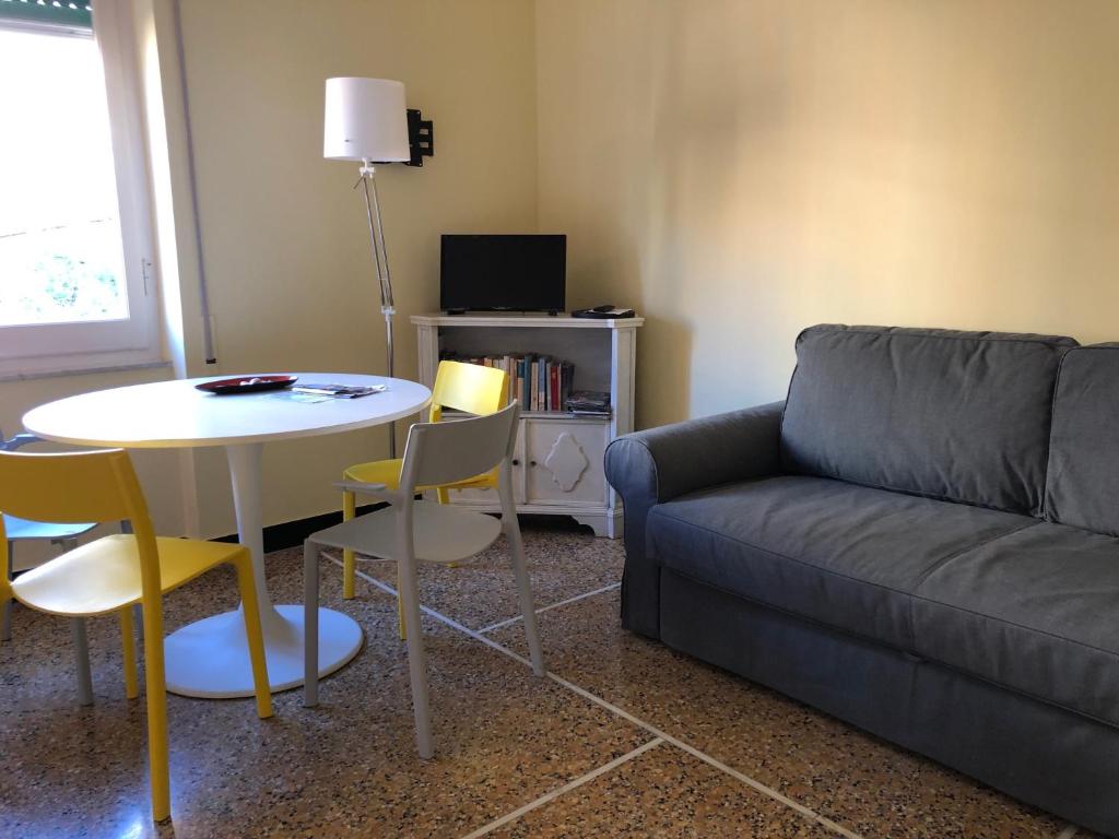 卡莫利LIGURIA HOLIDAYS - "La Casa di Gisella"的客厅配有沙发和桌椅