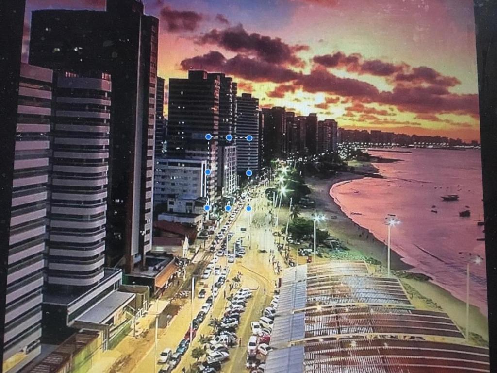 福塔莱萨Apartamento Fortaleza - Beira Mar - Mucuripe的享有带海滩和建筑的城市美景