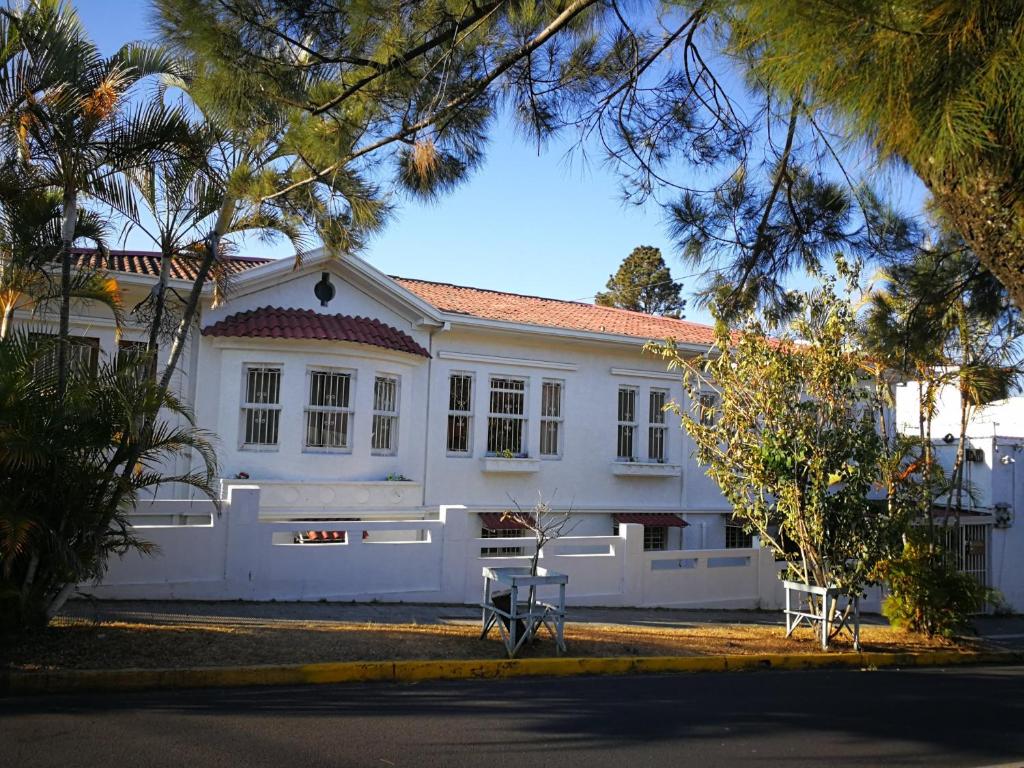 圣何塞哥斯达黎加酒店的前面有两把椅子的白色房子