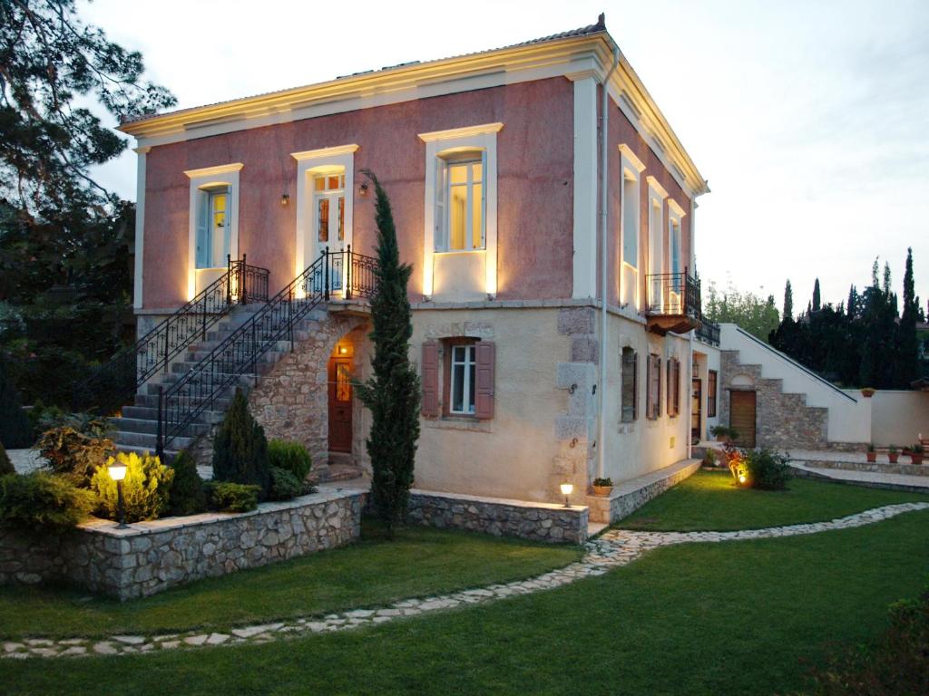 阿姆菲克利亚Archontiko Parnassus Dadi的一座大房子,在院子里设有楼梯