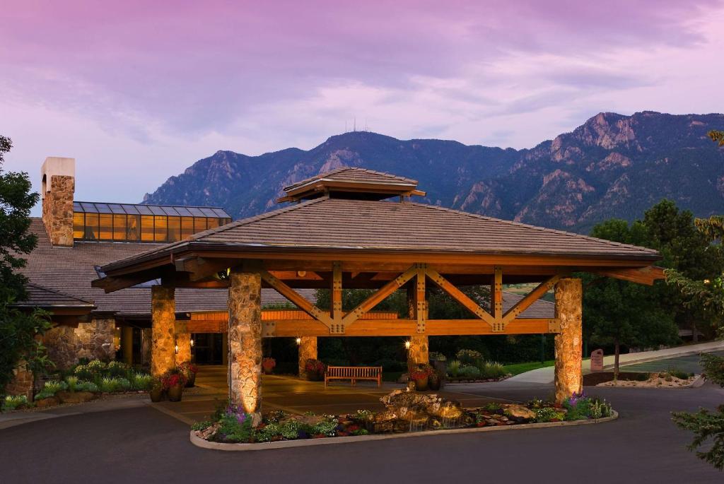 科罗拉多斯普林斯Cheyenne Mountain Resort, a Dolce by Wyndham的山地风格的木制凉亭