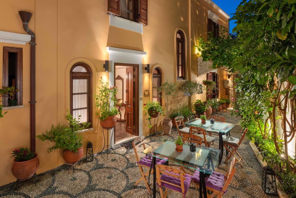 罗德镇罗多斯尼奥霍里精英套房精品酒店的户外庭院设有桌椅和植物