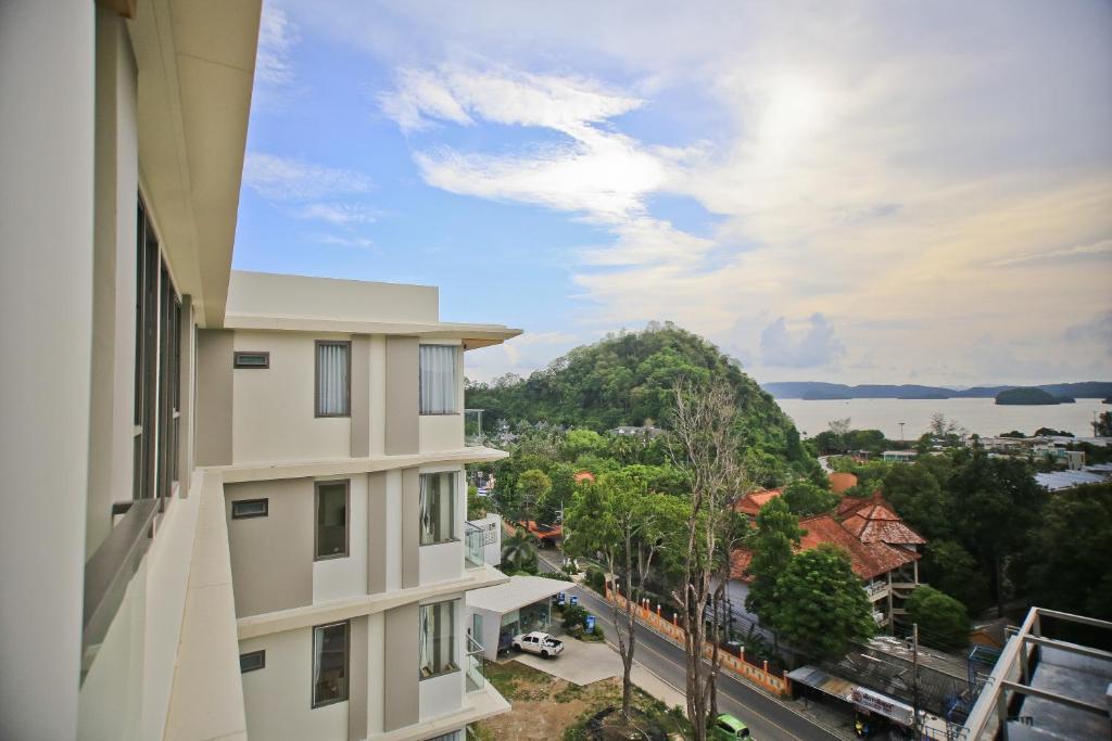 奥南海滩Rocco Aonang Krabi的从大楼的阳台上可欣赏到风景