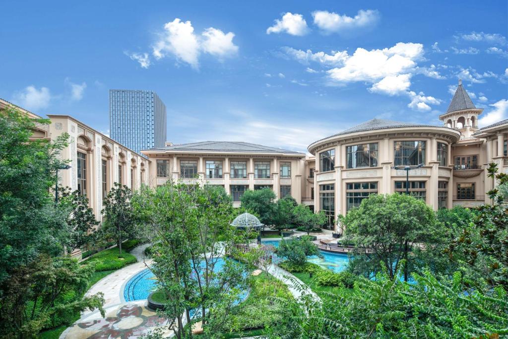 西安 陕西星河湾酒店的享有带花园的建筑的外部景色