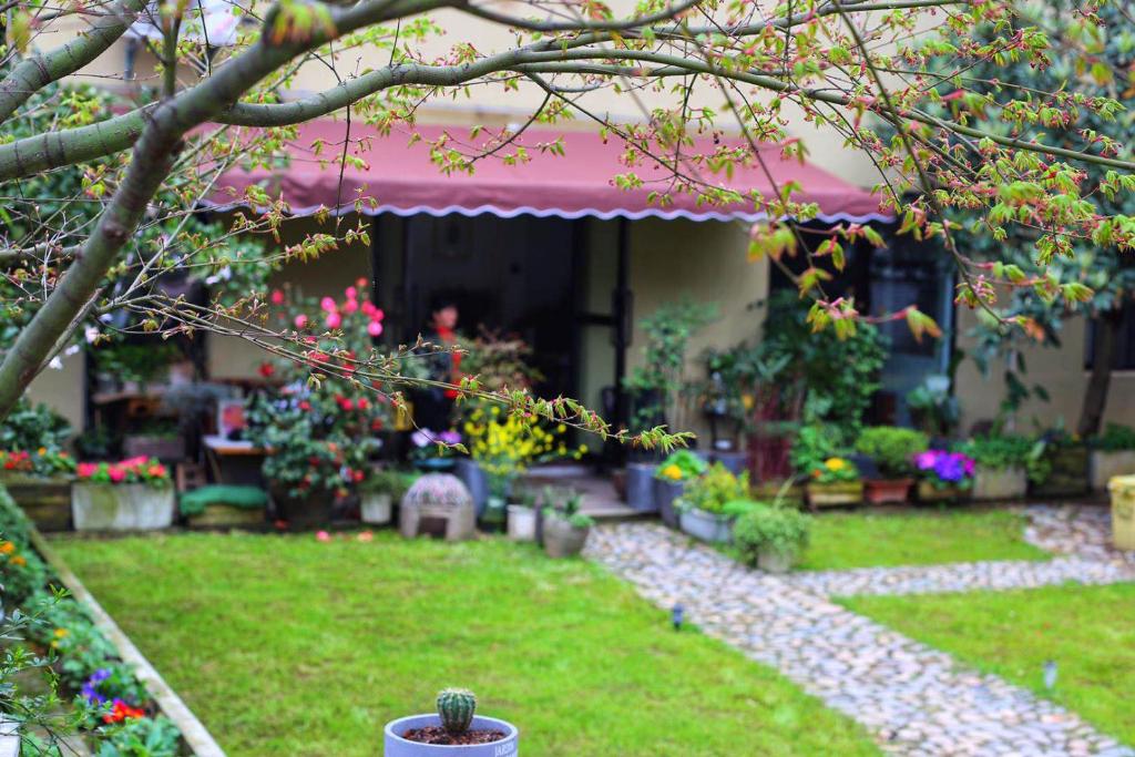 桐庐桐庐舍予民宿 Tonglu Sheyu Country House的庭院里种满鲜花和植物的花园